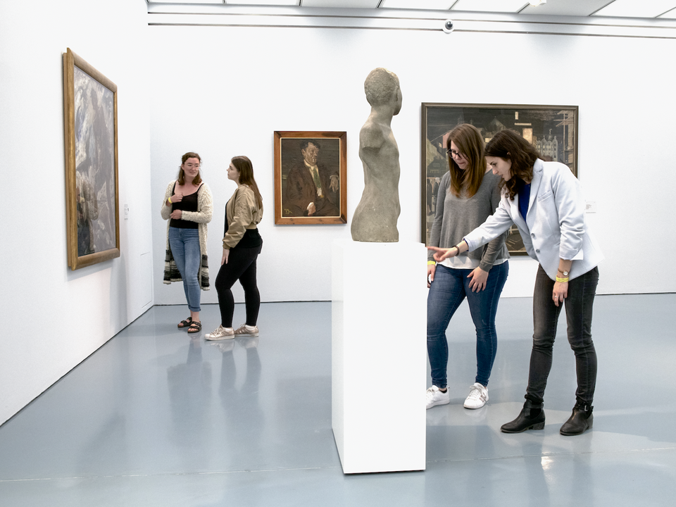 Studierende vor Kunstwerken im Museum