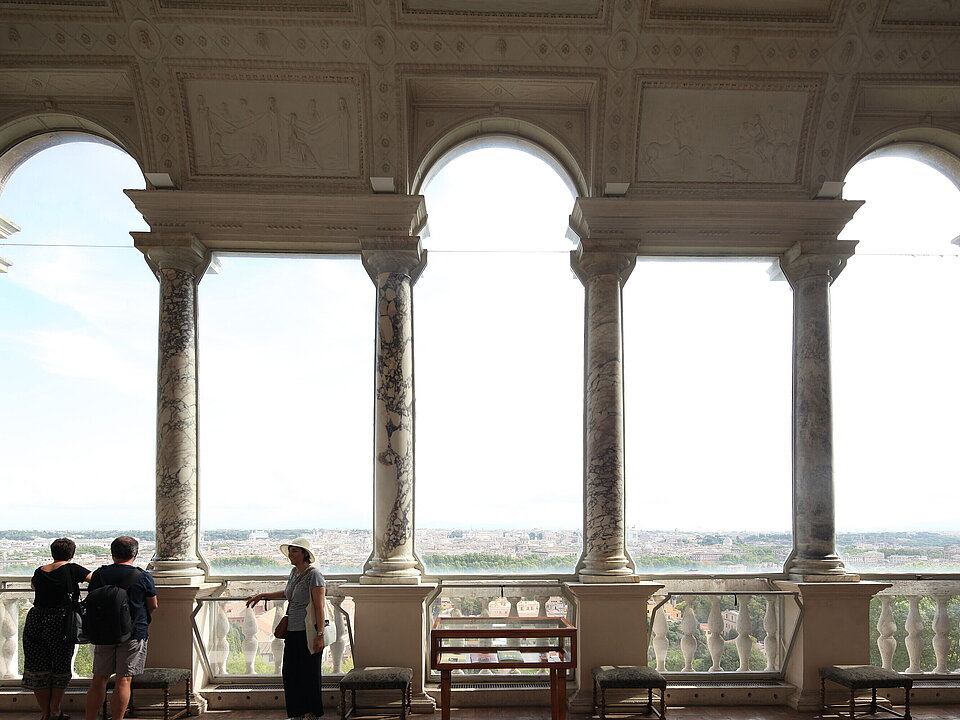 Menschen auf Balkon mit Ausblick