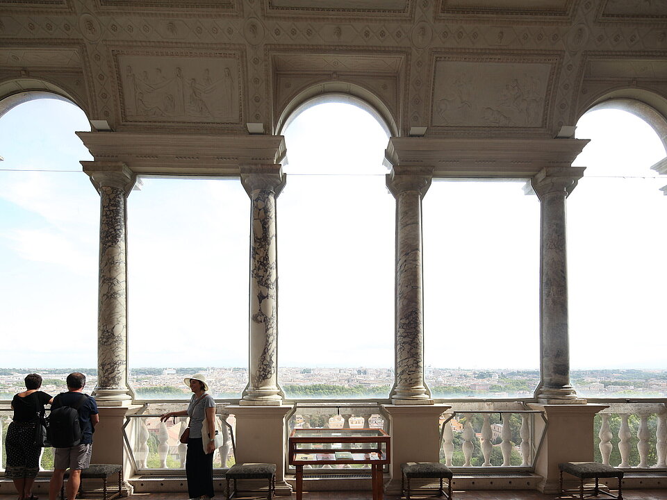 Menschen auf Balkon mit Ausblick