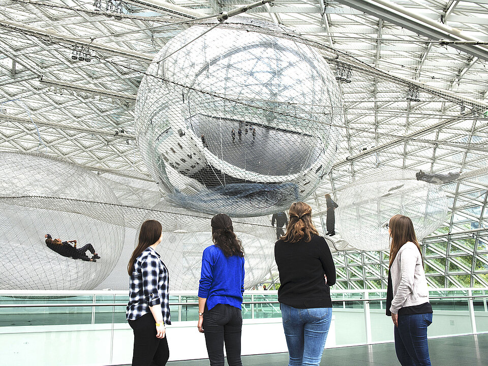 Menschen vor der Instalation in Orbit