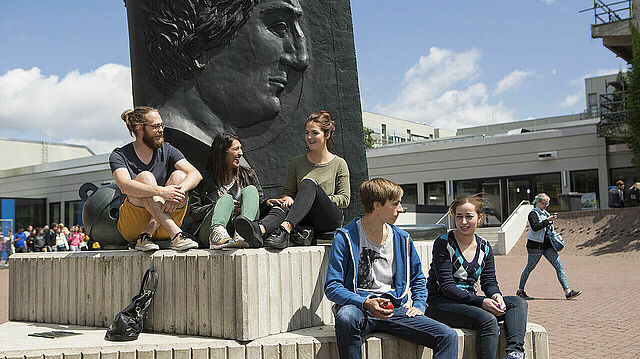 Studierende am Heinrich-Heine Denkmal